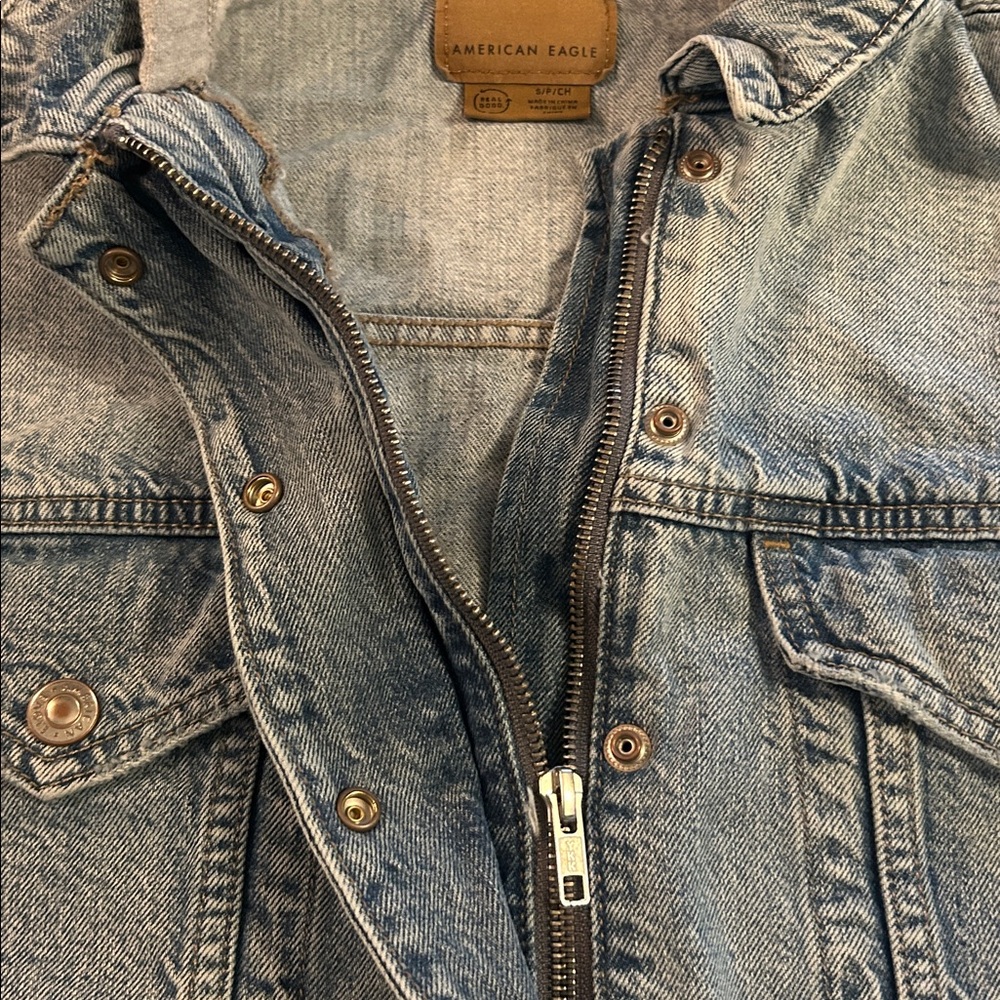 American Eagle Outfitters Cropped Light Blue Denim Jean Jacket with Gray Hood - Picture 4 of 9
